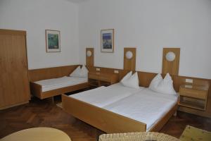A bed or beds in a room at Madar Café Central Melk