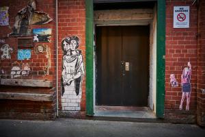 een gebouw met een muurschildering aan de zijkant bij Central City Warehouse Apartment in Melbourne