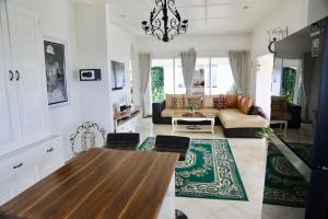 sala de estar con sofá y mesa en Pondok Plantation Luxury Mountain Escape Bedugul, en Bedugul