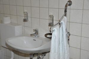 A bathroom at Madar Café Central Melk