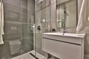 Et badeværelse på 35 on Main Luxury Apartment by Totalstay