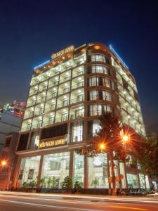 un edificio alto con luces encima en Cuu Long Hotel, en Mỹ Tho