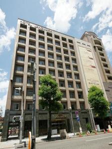 名古屋的住宿－Hotel Landmark Nagoya，街道拐角处的大建筑