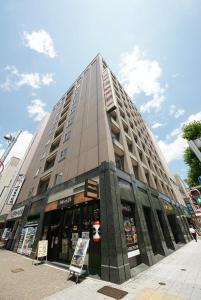 un edificio alto en una calle de la ciudad con en Hotel Landmark Nagoya en Nagoya