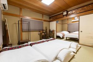 - une chambre avec 2 lits blancs dans l'établissement JPRESERVE Nakatonodacho, à Kyoto