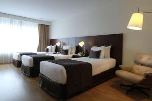 A bed or beds in a room at Dazzler by Wyndham Lima Miraflores