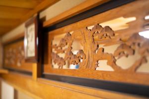 une étagère en bois avec sculpture d'animaux sur bois dans l'établissement JPRESERVE Nakatonodacho, à Kyoto