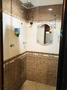 uma casa de banho com um espelho e um chuveiro em Atocha Homestay - Sungai Besi@KL em Kuala Lumpur
