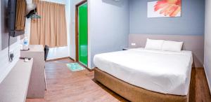 K West Hotel客房内的一张或多张床位