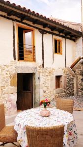 un tavolo con un vaso di fiori in cima a una casa di La Casa Amarilla a Olleros de Pisuerga