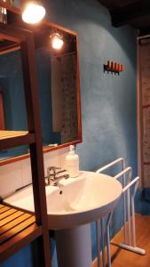 een badkamer met een wastafel en een stapelbed bij La Casa Amarilla in Olleros de Pisuerga