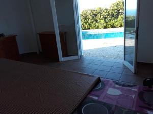 Habitación con puerta que conduce a la piscina en Rocamar 2 en Cala Morell