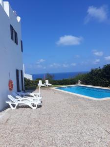Villa con piscina y tumbonas en Rocamar 2, en Cala Morell