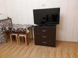 Una televisión o centro de entretenimiento en Двухкомнатная квартира в Пицунде