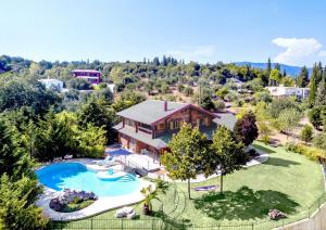 Fotografie z fotogalerie ubytování Luxury Wooden Villa with Pool, The Nest v destinaci Kato Korakiana