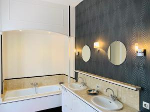 Salle de bains dans l'établissement Domaine de Planchoury