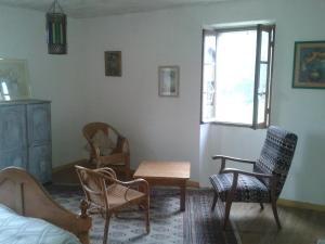 une chambre avec des chaises, une table et une fenêtre dans l'établissement Clèdes, à Clèdes