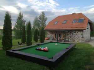ein Haus mit einem Billardtisch im Garten in der Unterkunft Nuustaku Rancho's vacation house in Otepää