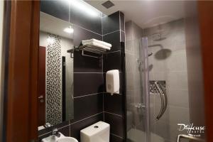 Koupelna v ubytování De House Hotel