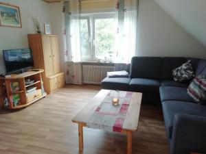 sala de estar con sofá y mesa de centro en Ferienwohnung Gätcke, en Hemmoor