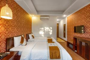 Postel nebo postele na pokoji v ubytování First Eden Hotel - Hang Bun