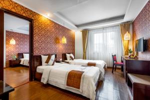 Postel nebo postele na pokoji v ubytování First Eden Hotel - Hang Bun