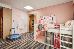 Ramada Encore by Wyndham Gimpo Han River Hotel客房内的一张或多张床位