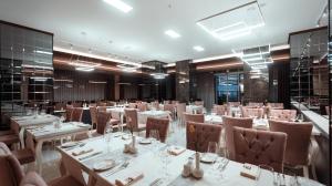 Restoran või mõni muu söögikoht majutusasutuses Midtown Hotel Baku