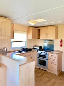 Kuchyň nebo kuchyňský kout v ubytování CaravanbyChloe - Skegness Parkdean Southview