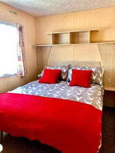 Postel nebo postele na pokoji v ubytování CaravanbyChloe - Skegness Parkdean Southview