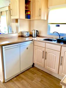 Kuchyň nebo kuchyňský kout v ubytování CaravanbyChloe - Skegness Parkdean Southview + 5 fotografií