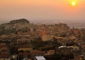 a view of a city with the sunset in the background at e ci rivò su in Licodia Eubea