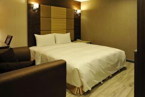 Postel nebo postele na pokoji v ubytování Maple Hotel Second Branch