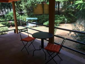 porche con mesa y 2 sillas en Villa GiaDa b&b en Potenza