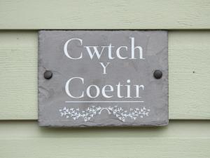 un cartel en una pared que lee al capitán iv en Cwtch Y Coetir, en Swansea