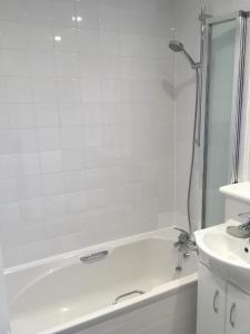 A bathroom at Highfield apartment