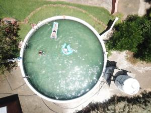 an overhead view of a swimming pool with people in it at Wiida Gasteplaas in Hopetown