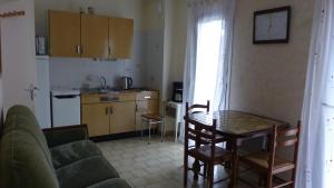 a living room with a table and a kitchen at PIED A TERRE 4 in Amélie-les-Bains-Palalda
