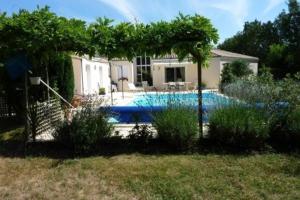 Piscina de la sau aproape de Chambre d'Hôtes Le Moulin