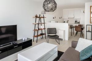Dapur atau dapur kecil di Lumina Suite Seaview & Garage
