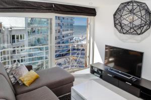 Televisyen dan/atau pusat hiburan di Lumina Suite Seaview & Garage