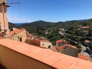 uma vista para uma cidade a partir do telhado de um edifício em Miniloft panoramico em Rio nellʼElba