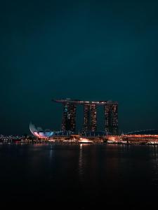 Nespecifikovaný výhled na destinaci Singapur nebo výhled na město při pohledu z kapslového hotelu