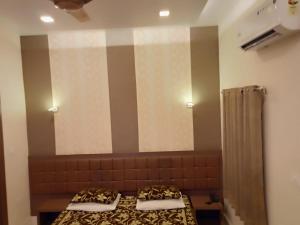 um quarto com 2 camas e um espelho grande em Hotel Alka em Varanasi