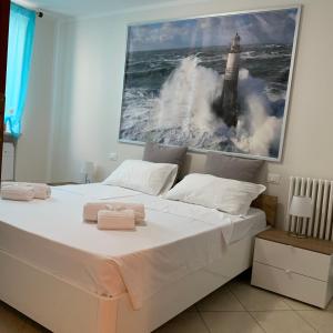 una camera con un letto e una foto di un faro di Casa Magenta Apartment 3 a Valeggio sul Mincio