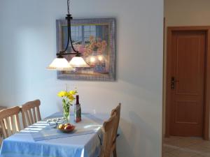 奧斯特巴德·哥倫的住宿－Haus NORDLICHT，一张带蓝桌布和一瓶葡萄酒的桌子