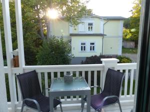 奧斯特巴德·哥倫的住宿－Haus NORDLICHT，一个带桌子和两把椅子的阳台