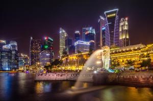 Nespecifikovaný výhled na destinaci Singapur nebo výhled na město při pohledu z kapslového hotelu