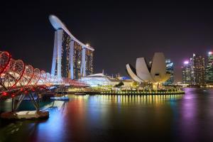 Nespecifikovaný výhled na destinaci Singapur nebo výhled na město při pohledu z kapslového hotelu