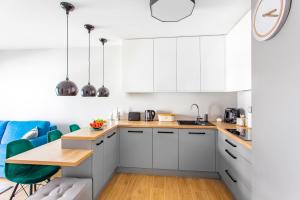 Kuchyňa alebo kuchynka v ubytovaní Apartament Gardenia Sea&Sun DZIWNÓW PRZY PLAŻY